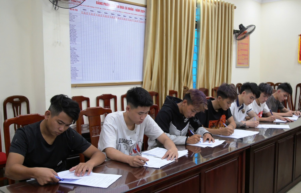 Triệu tập 20 đối tượng mang hung khí đi hỗn chiến, cướp tài sản - 1 Triệu tập 20 đối tượng mang hung khí đi hỗn chiến, cướp tài sản - 1
