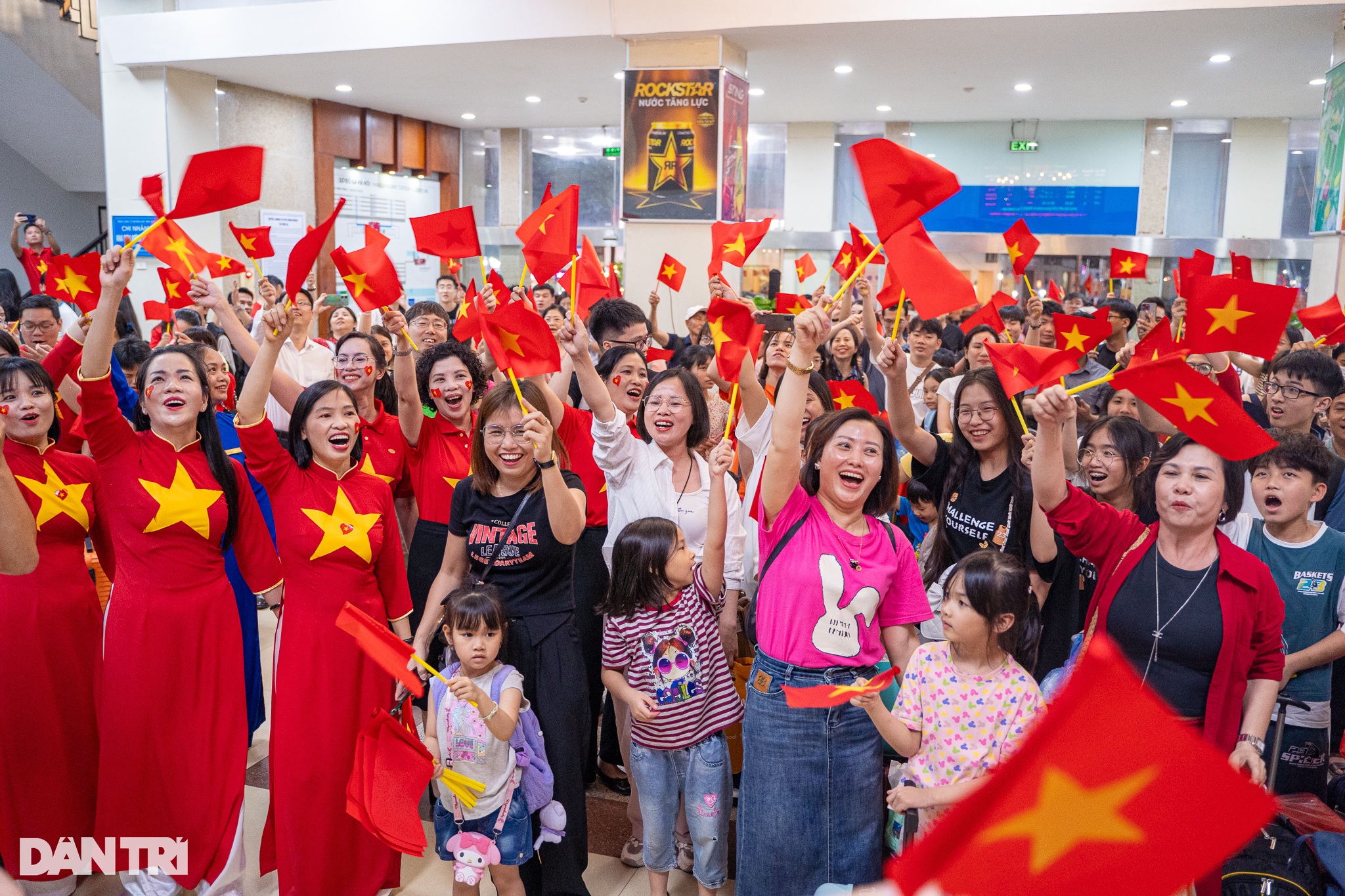 Đoàn tàu Thống nhất 50 năm non sông nối liền một dải rời ga Hà Nội - 7 Đoàn tàu Thống nhất 50 năm non sông nối liền một dải rời ga Hà Nội - 7