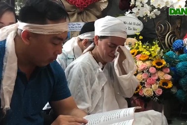 Con gái Hồng Loan bật khóc trong lúc tụng kinh cầu siêu cho NSƯT Vũ Linh