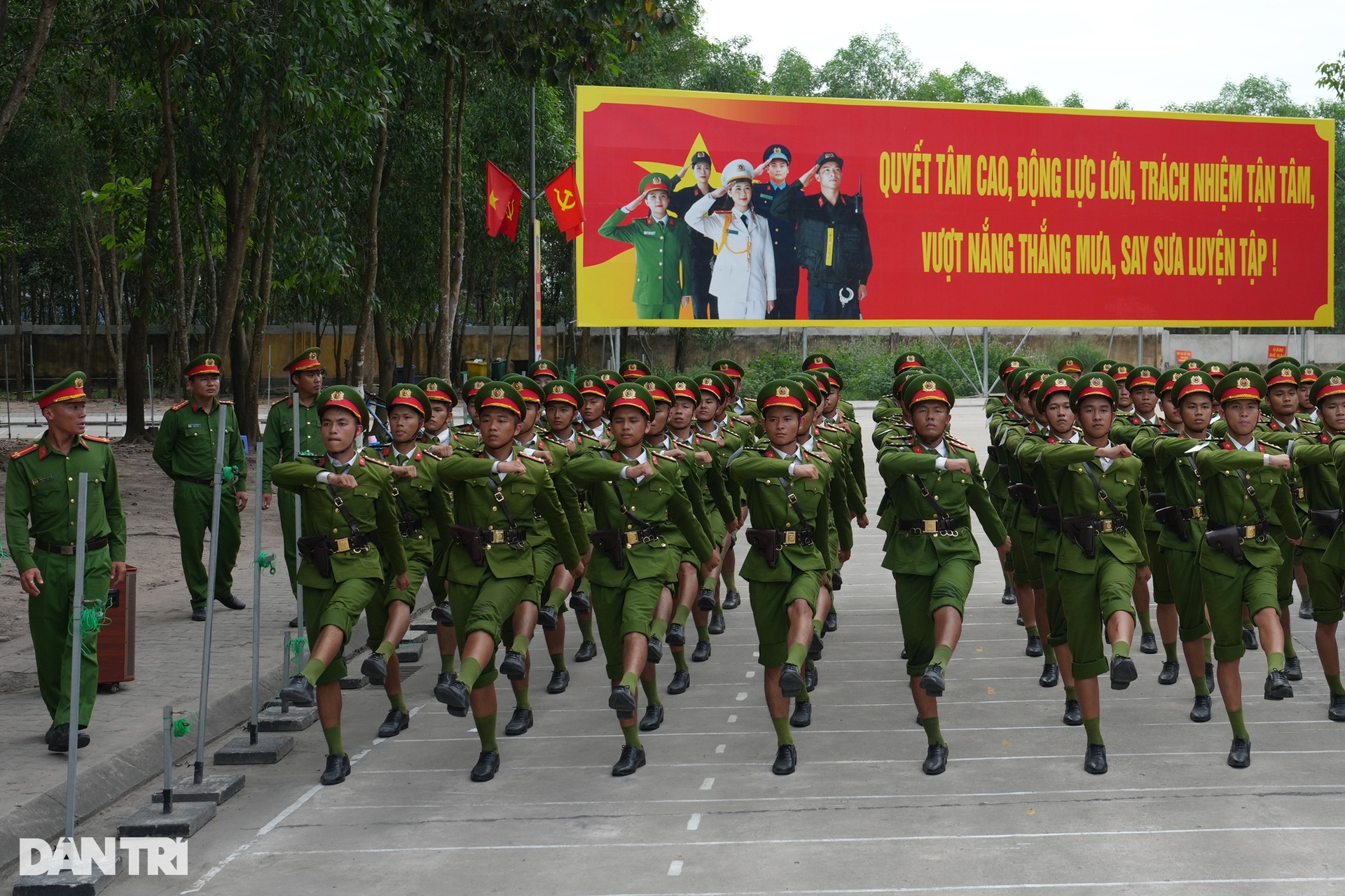 Bên trong thao trường huấn luyện diễu binh, diễu hành cho đại lễ 30/4 - 7 Bên trong thao trường huấn luyện diễu binh, diễu hành cho đại lễ 30/4 - 7