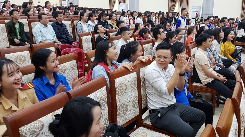 800 SV miền Trung hào hứng thi luật giao thông và lái xe an toàn - 5 800 SV miền Trung hào hứng thi luật giao thông và lái xe an toàn - 5