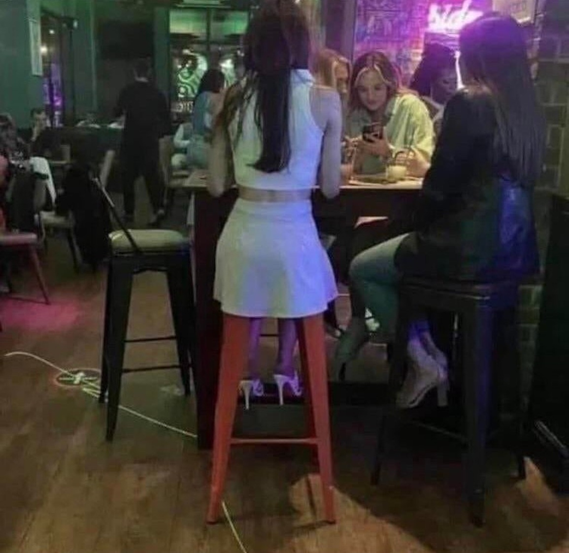 Cô gái sở hữu đôi chân… kỳ quái. Cô gái sở hữu đôi chân… kỳ quái.