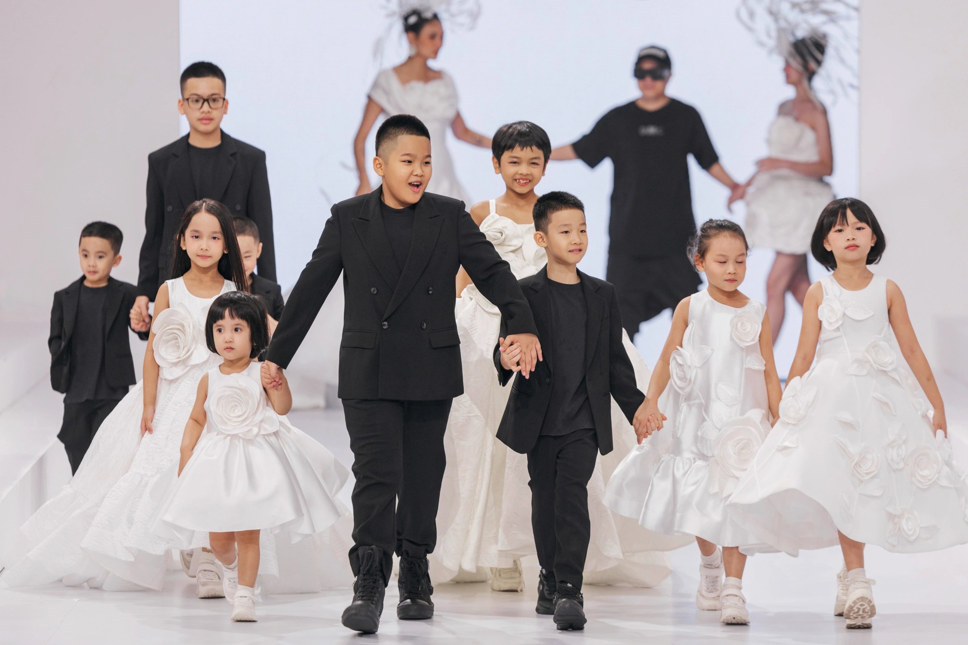 Võ Hoàng Yến tái xuất sàn diễn, hóa cô dâu kiêu sa - 12 Võ Hoàng Yến tái xuất sàn diễn, hóa cô dâu kiêu sa - 12