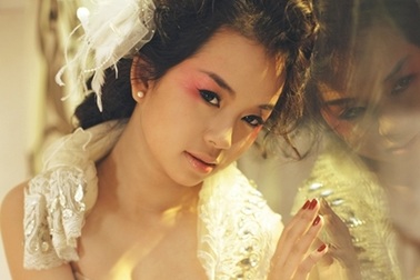 Hot girl “Tối nay 8h” đón Tết nơi cửa Phật