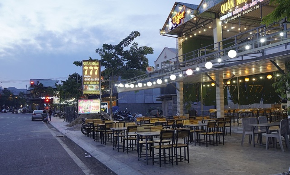 Nhà hàng vắng khách vì chỉ được nhận không quá 50% số bàn để phòng Covid-19 - 1 Nhà hàng vắng khách vì chỉ được nhận không quá 50% số bàn để phòng Covid-19 - 1