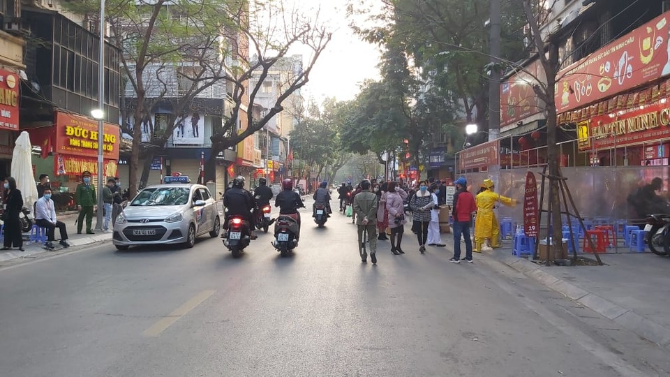 Ế ẩm người mua, chủ hàng vàng khấn vái liên tiếp nhờ Thần tài kéo khách - 7