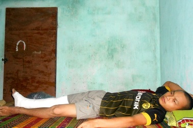 Người mẹ kiệt quệ trước cảnh chồng con cùng mắc bệnh tật ngặt nghèo