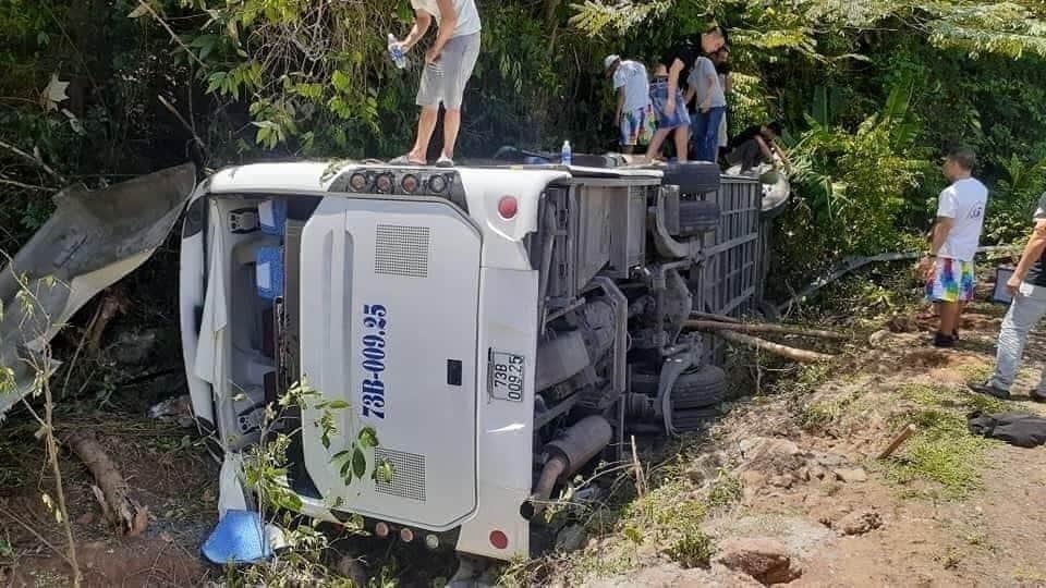 Chuyển tuyến hai trường hợp nặng trong vụ tai nạn 36 người thương vong - 6 Chuyển tuyến hai trường hợp nặng trong vụ tai nạn 36 người thương vong - 6
