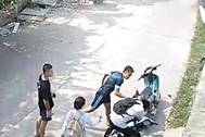 Chở bạn cùng lớp về, nam sinh 17 tuổi bị đánh ghen