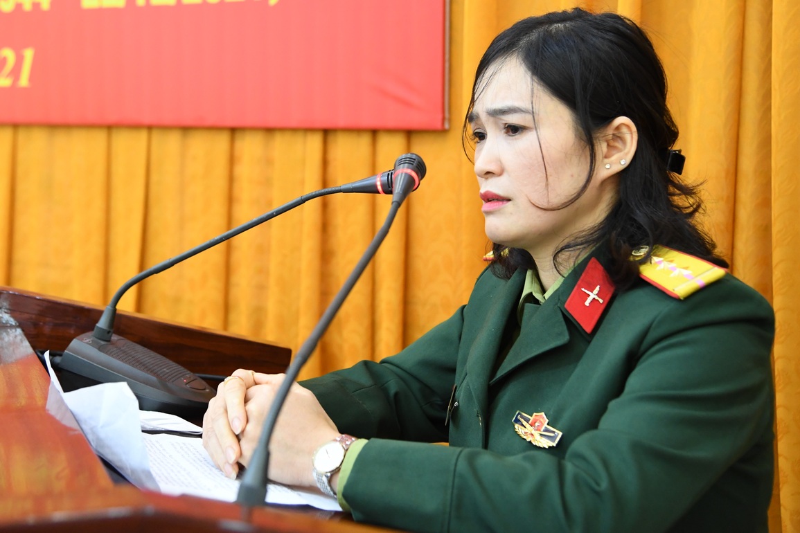 Tặng sổ tiết kiệm thân nhân các liệt sĩ hy sinh khi chống lụt tại Quảng Trị - 3