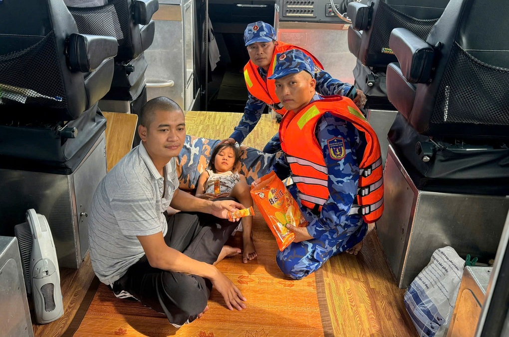 Hai cha con trôi dạt 12 tiếng trên biển: Tay ôm con, chân thay mái chèo - 2 Hai cha con trôi dạt 12 tiếng trên biển: Tay ôm con, chân thay mái chèo - 2