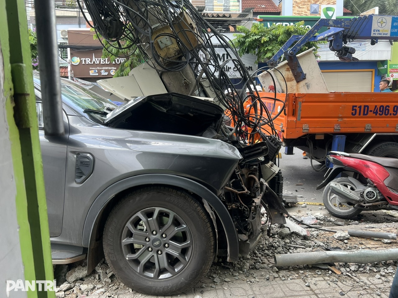 Xe bán tải húc gãy cột điện, tông chết người đi đường ở TPHCM - 3