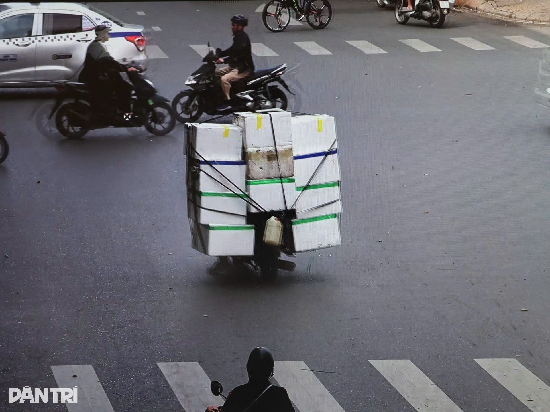 Shipper chở hàng cồng kềnh, che lấp biển số bị CSGT xử phạt - 2 Shipper chở hàng cồng kềnh, che lấp biển số bị CSGT xử phạt - 2