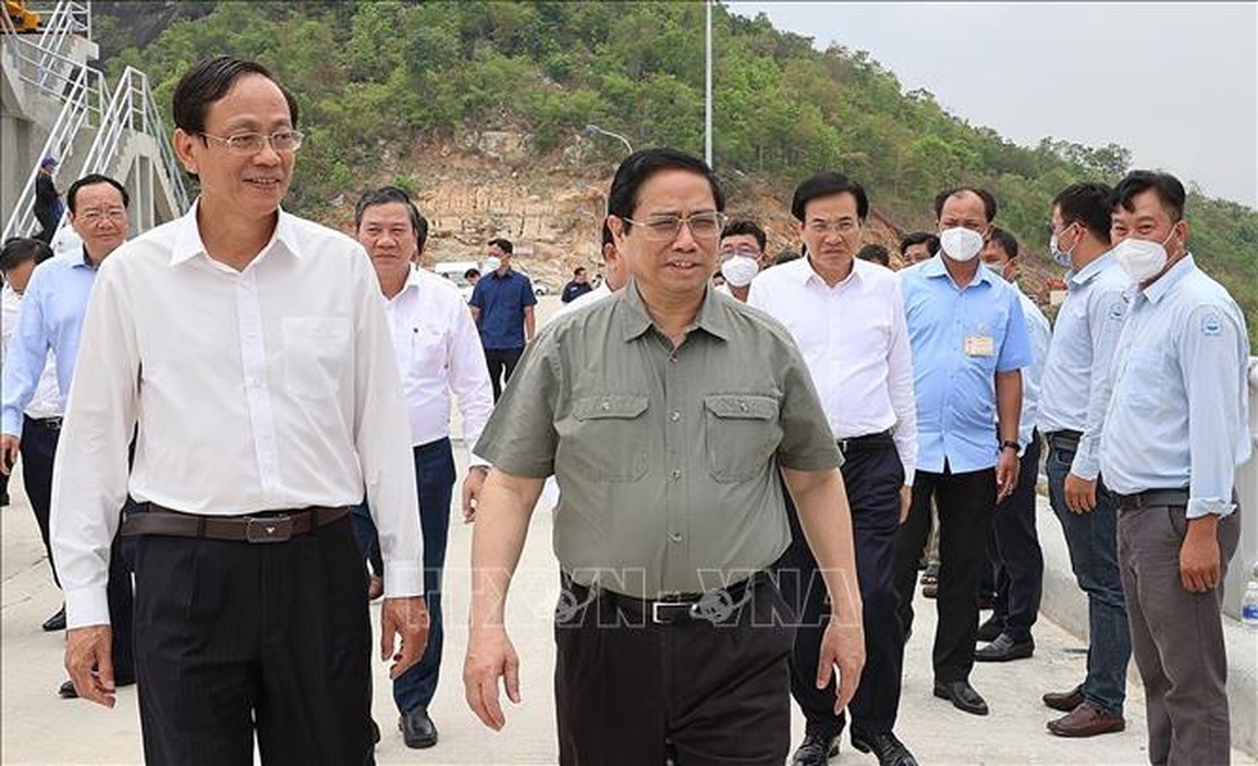 Thủ tướng thăm Trung đoàn không quân 937, khảo sát sân bay quân sự - 4 Thủ tướng thăm Trung đoàn không quân 937, khảo sát sân bay quân sự - 4