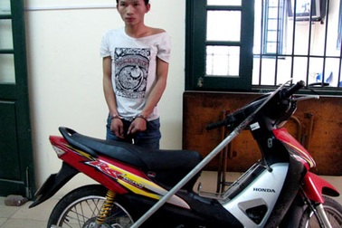 Mang vũ khí hành hung tài xế xe buýt giữa đường