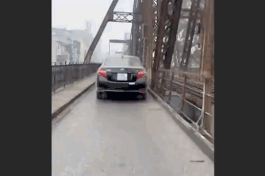 Bất chấp biển cấm, nhiều ôtô vẫn “thông chốt" cầu Long Biên