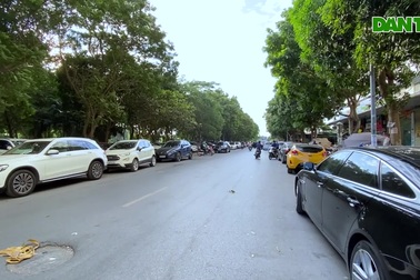 Bỏ tiền tỷ mua nhà, người Hà Nội phải "cắn răng" đỗ xế hộp trên vỉa hè
