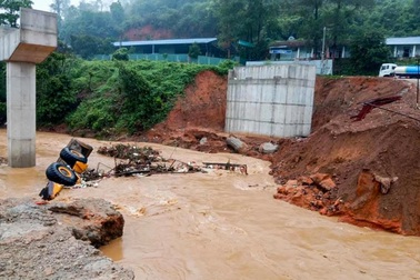 4 người chết, hàng chục ngôi nhà bị ngập, cuốn trôi trong 2 ngày mưa lớn
