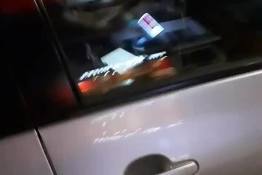 Tài xế vừa điều khiển xe ô tô vừa… cắm mắt vào máy tính bảng