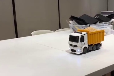 Độc đáo chiếc bánh ga tô trong hình dạng xe tải điều khiển từ xa