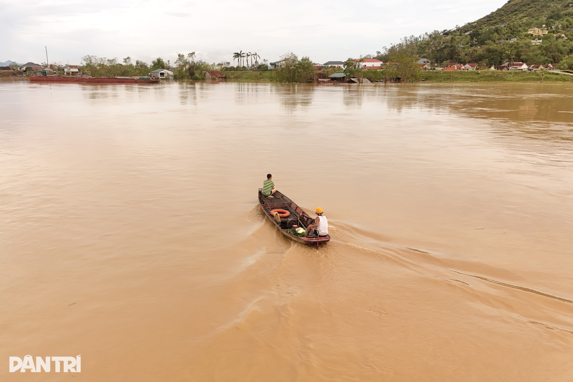 Hàng nghìn hộ dân ở Thanh Hóa, Nghệ An ngập trong biển nước - 11 Hàng nghìn hộ dân ở Thanh Hóa, Nghệ An ngập trong biển nước - 11