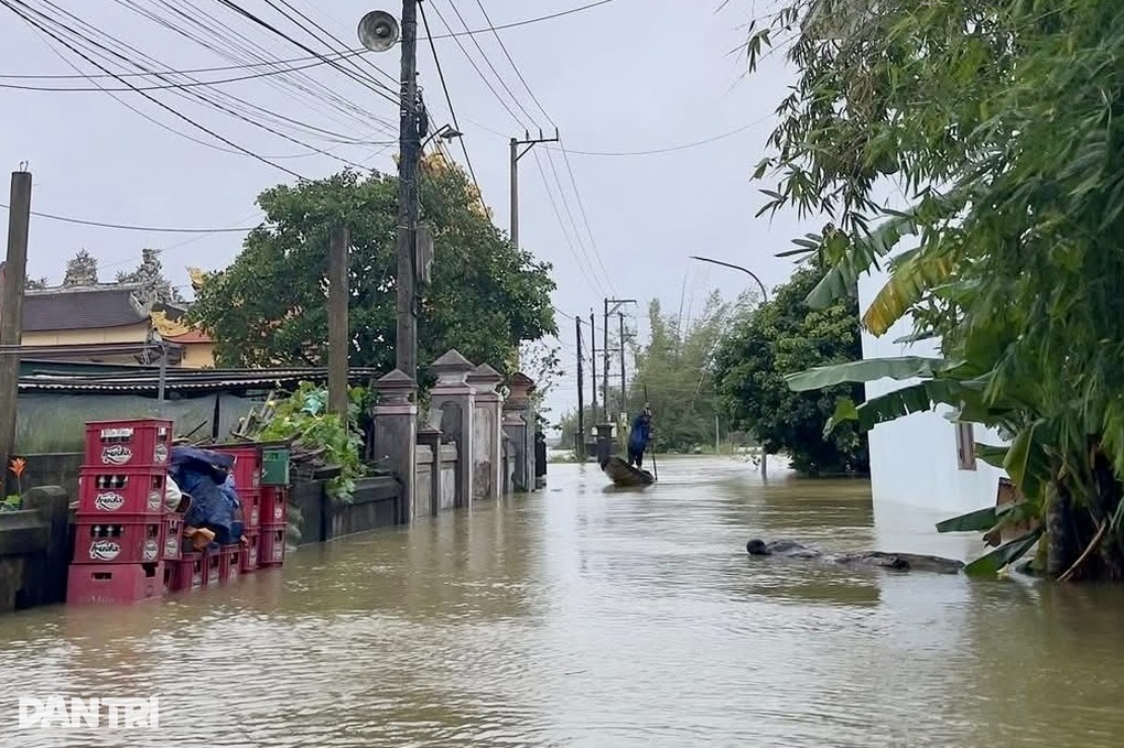 Người đàn ông dùng máy cày vượt lũ, giúp sản phụ, người bệnh đi cấp cứu - 2 Người đàn ông dùng máy cày vượt lũ, giúp sản phụ, người bệnh đi cấp cứu - 2