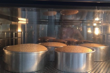 Dịch Covid-19: Thu về hơn 100 triệu đồng mỗi ngày nhờ bán dụng cụ làm bánh