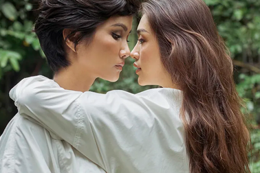 Hoa hậu H’hen Niê và Lệ Hằng lại tung ảnh “tình tứ”