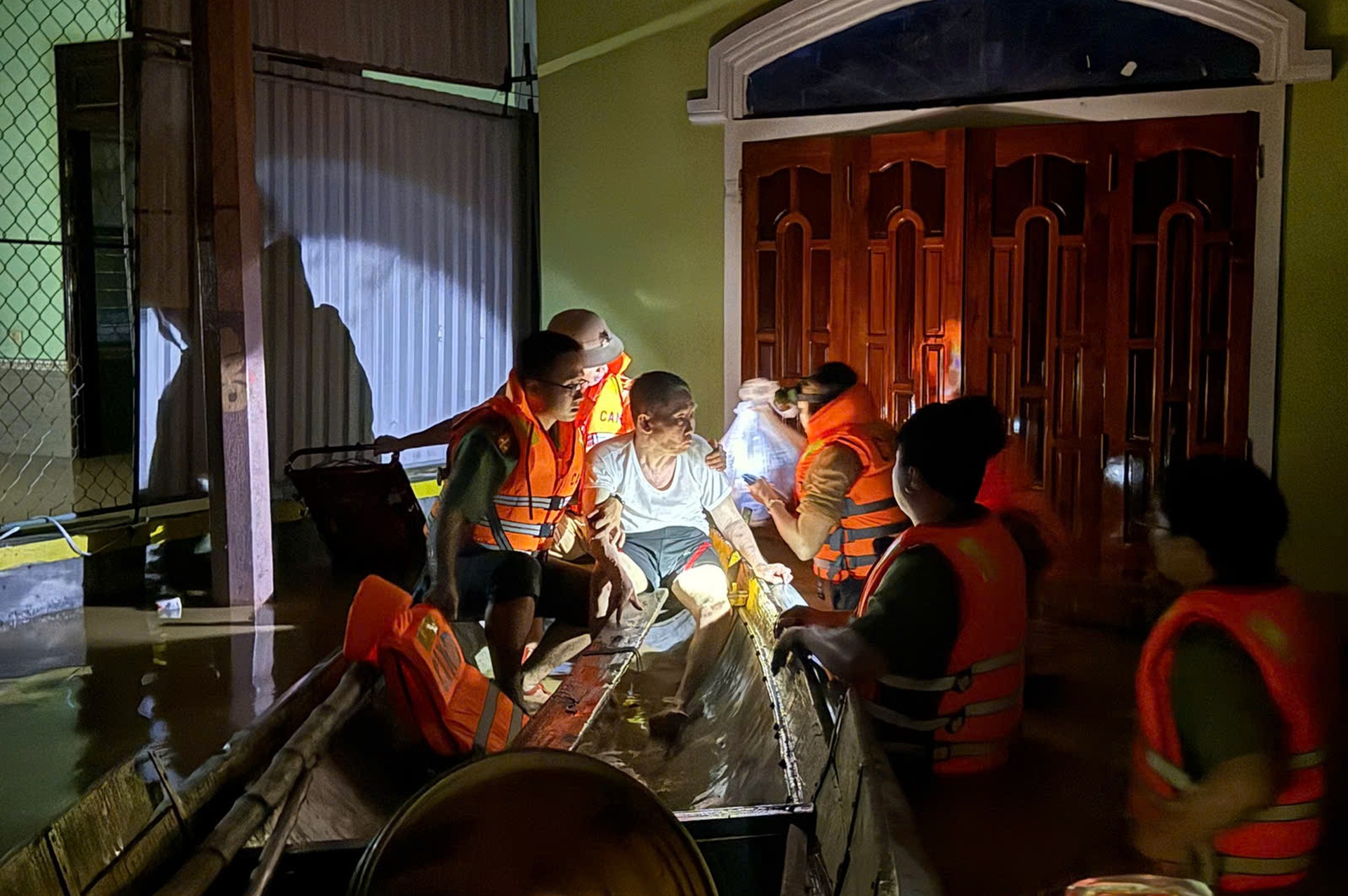 Quân đội và công an sát cánh cùng nhân dân trong cơn lũ lịch sử - 2 Quân đội và công an sát cánh cùng nhân dân trong cơn lũ lịch sử - 2