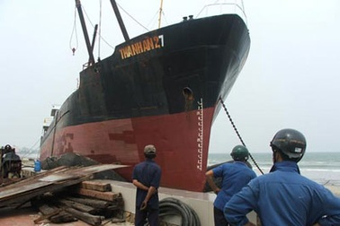 Tàu nghìn tấn mắc cạn được cứu hộ thành công