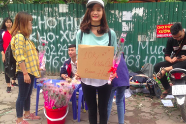 Sự thật về tiệm hoa sinh viên “10.000 một bông, tặng kèm cái ôm” đang xôn xao