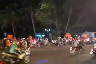 Dòng người hâm mộ Nha Trang - Khánh Hòa vẫn vác cờ diễu hành chúc mừng U23 Việt Nam