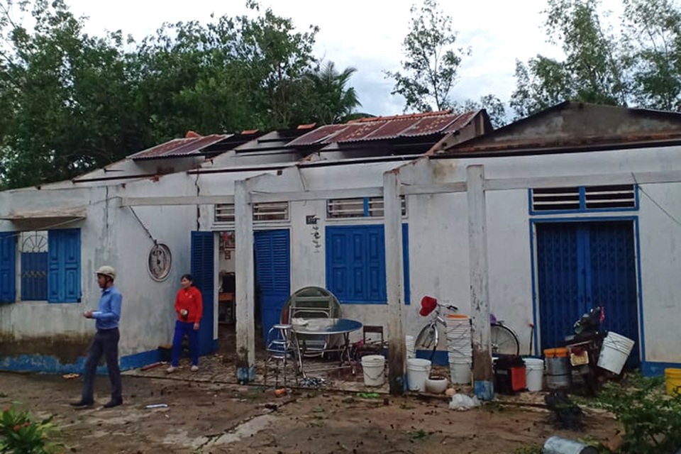Giông lốc làm tốc mái hàng trăm căn nhà, 3 người bị thương - 1 Giông lốc làm tốc mái hàng trăm căn nhà, 3 người bị thương - 1