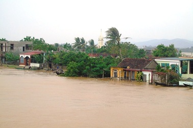 Một người bị lũ cuốn trôi khi đi nhận quà cứu trợ