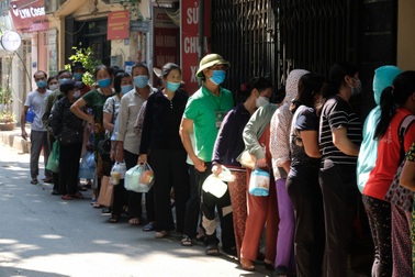 Suất cơm 0 đồng, tiếp thêm lửa cho những mảnh đời cơ cực