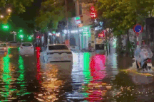 Nhiều nơi ở Hà Nội ngập trong biển nước sau cơn mưa lớn