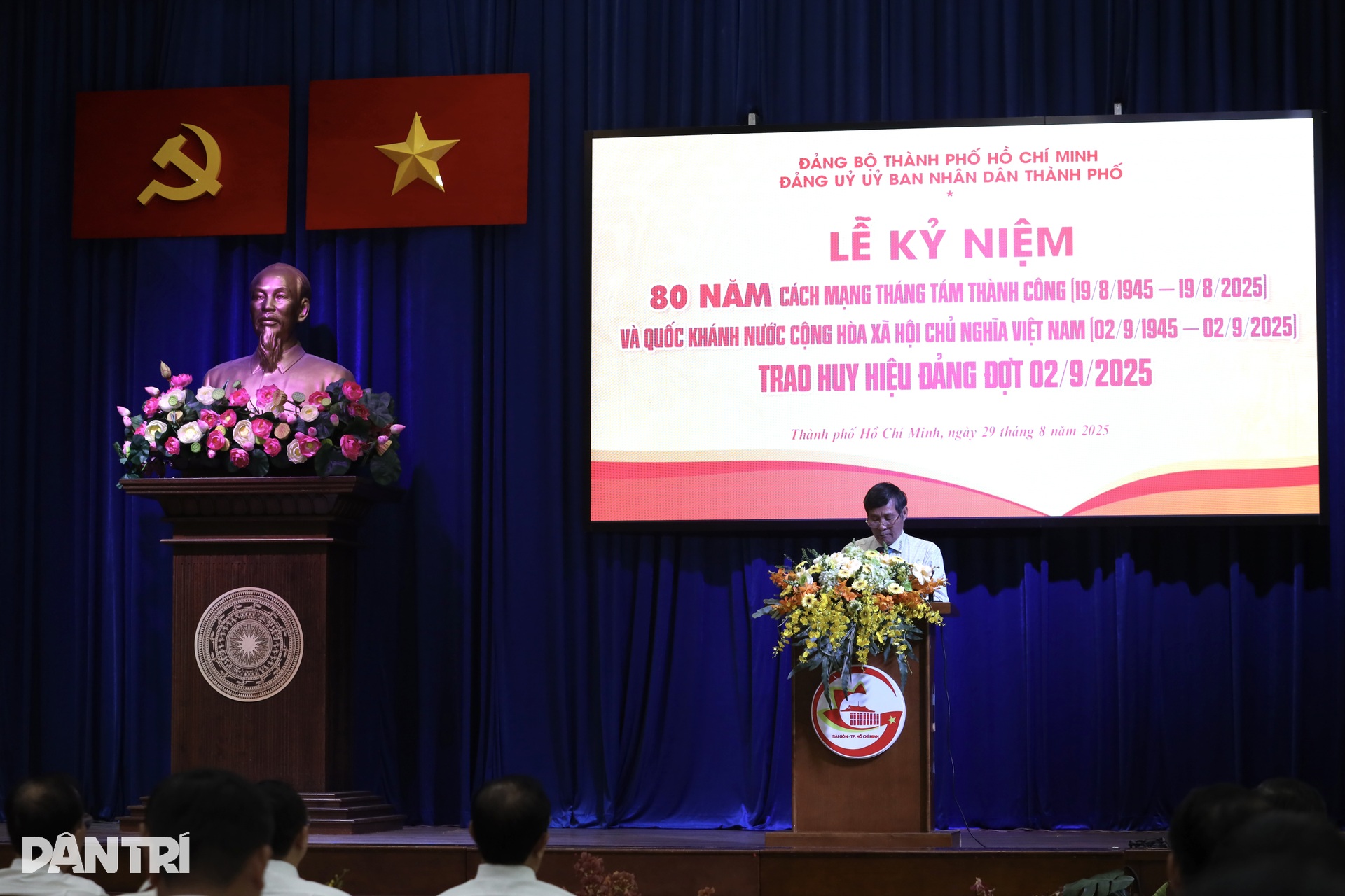 Đảng bộ UBND TPHCM trao Huy hiệu Đảng cho 66 đảng viên - 7 Đảng bộ UBND TPHCM trao Huy hiệu Đảng cho 66 đảng viên - 7