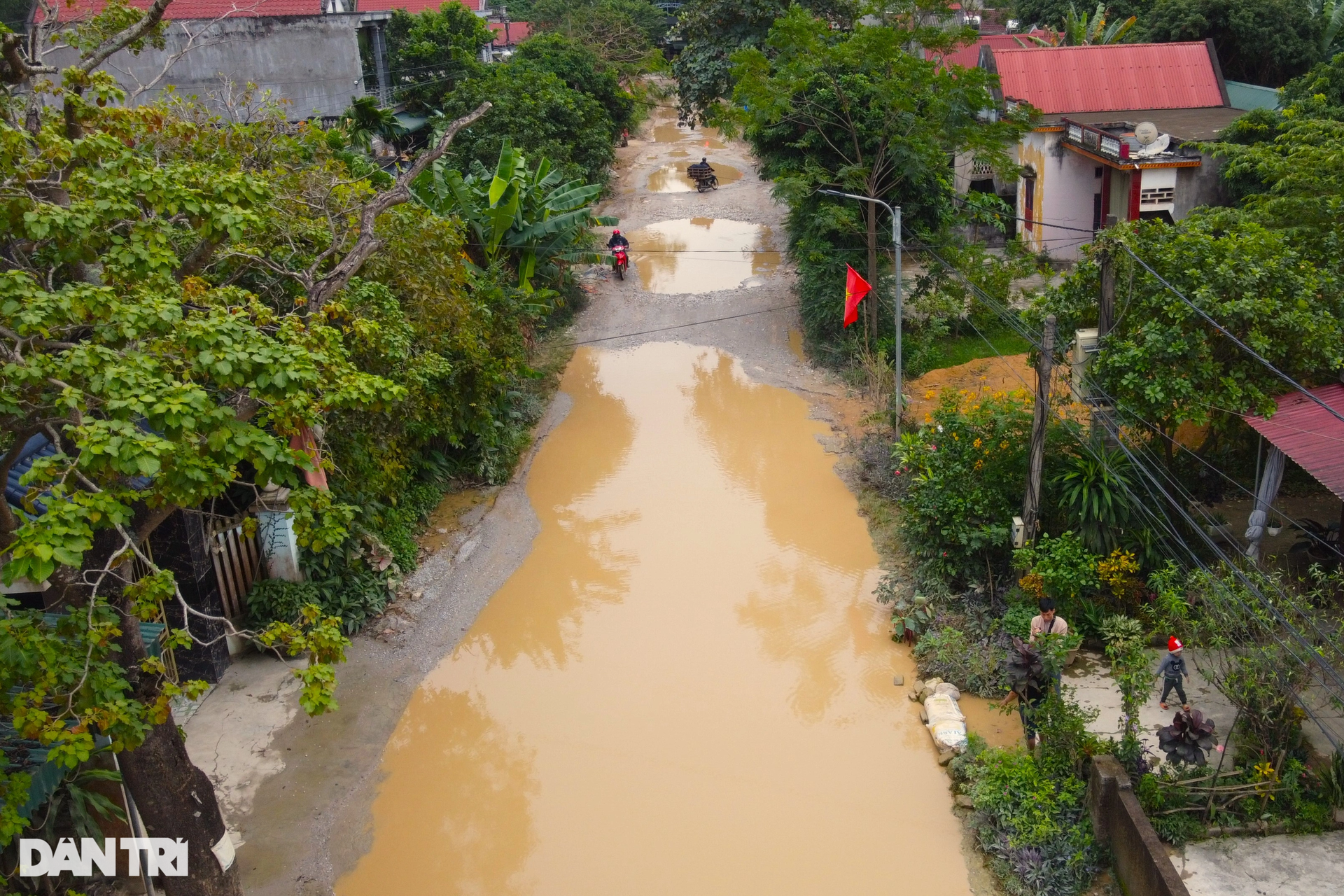 Đường bị băm nát, biến thành ao sau thi công cao tốc - 1 Đường bị băm nát, biến thành ao sau thi công cao tốc - 1