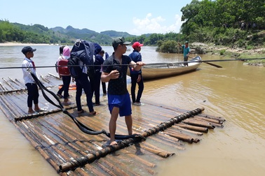 Chênh chao bè nứa qua sông tìm con chữ