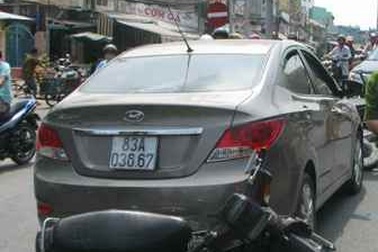 Bị kiểm tra giấy tờ, nữ tài xế lái xe bỏ chạy