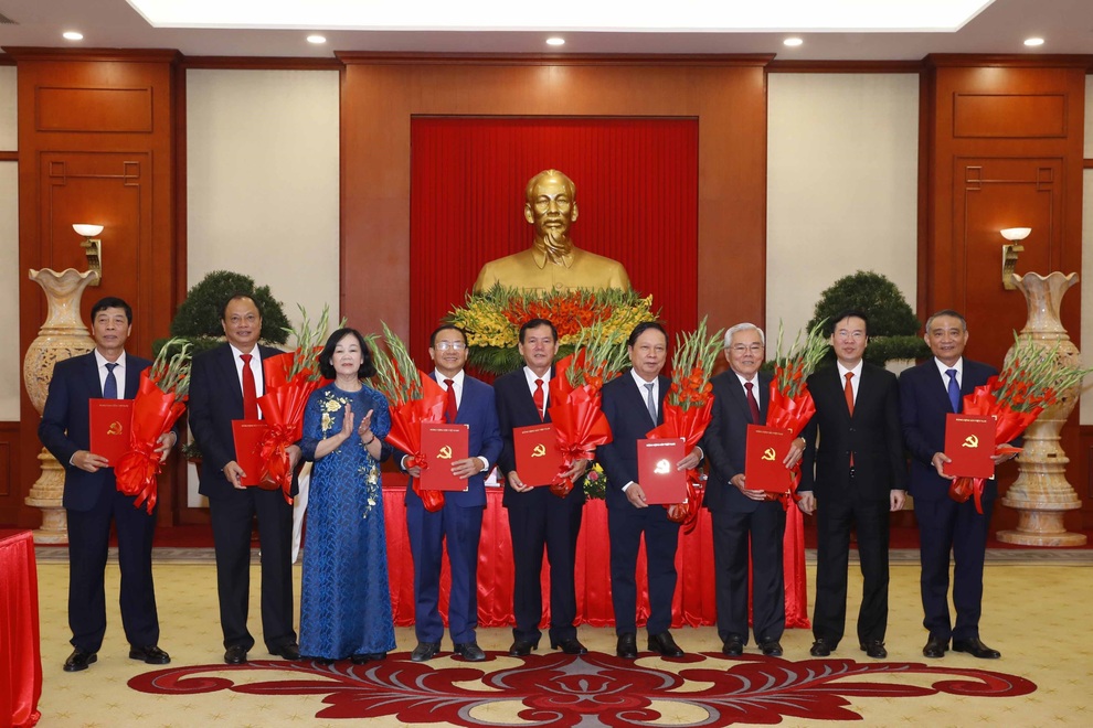 28 Ủy viên Trung ương khóa XII không tái cử nhận quyết định nghỉ chế độ - 1 28 Ủy viên Trung ương khóa XII không tái cử nhận quyết định nghỉ chế độ - 1