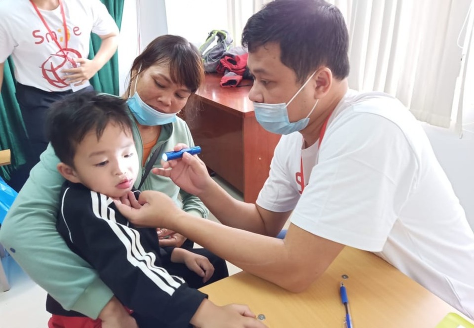 Đắk Lắk: Khám sàng lọc, phẫu thuật cho hàng trăm trẻ sứt môi, hở hàm ếch - 2 Đắk Lắk: Khám sàng lọc, phẫu thuật cho hàng trăm trẻ sứt môi, hở hàm ếch - 2