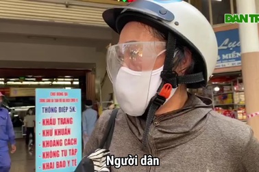 Người dân đổ xô đi mua thực phẩm từ sáng sớm, giá cả tăng vọt