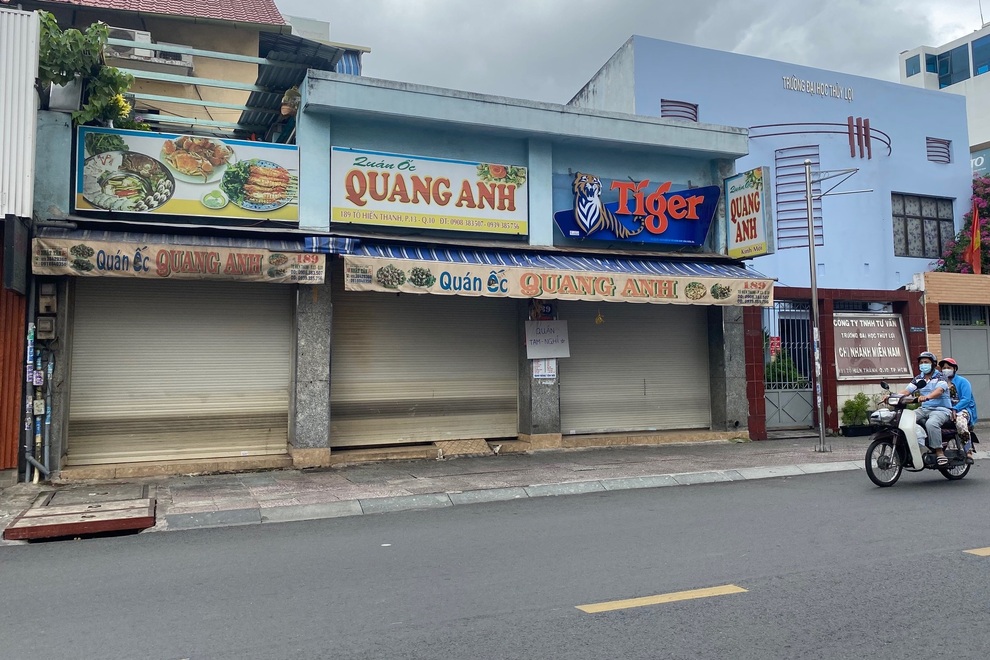 Hàng quán ở TPHCM cửa đóng then cài, kêu khó với quy định - 1 Hàng quán ở TPHCM cửa đóng then cài, kêu khó với quy định - 1