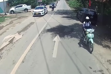 Học sinh  chạy xe máy giành đường với xe tải