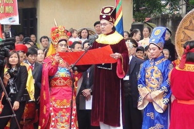 Phó Thủ tướng dâng hương tại Đền thờ thủy tổ Kinh Dương Vương