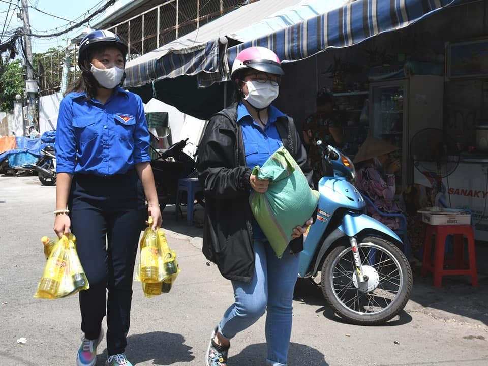 Nghĩa tình gửi tặng vùng phong tỏa chống Covid-19 - 11 Nghĩa tình gửi tặng vùng phong tỏa chống Covid-19 - 11