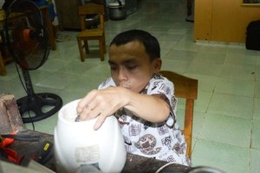 “Thầy giáo tý hon” không đầu hàng số phận 