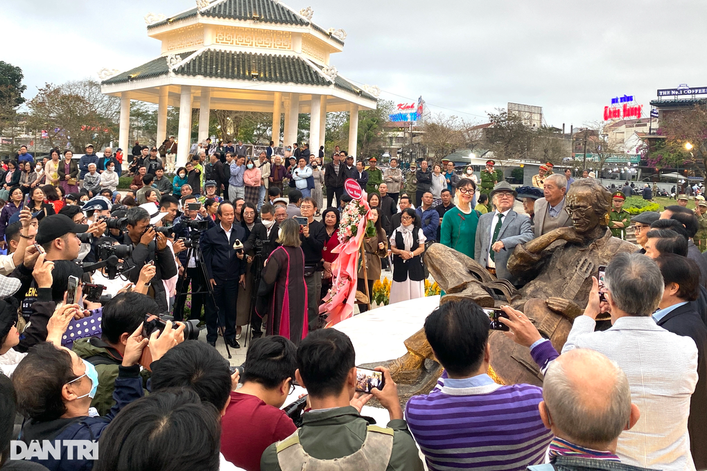 Chiêm ngưỡng tượng cố nhạc sĩ Trịnh Công Sơn bên bờ sông Hương - 2 Chiêm ngưỡng tượng cố nhạc sĩ Trịnh Công Sơn bên bờ sông Hương - 2