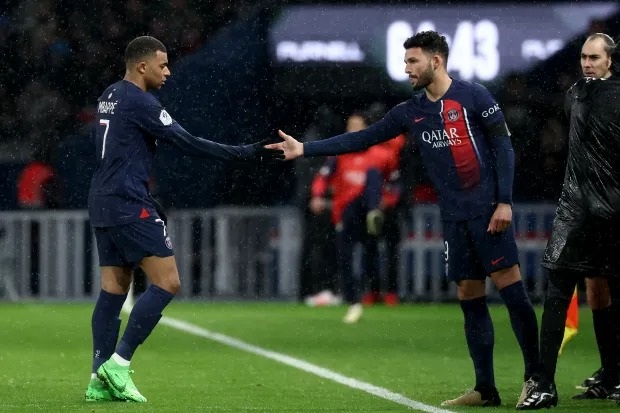 Mbappe mờ nhạt, PSG hòa may mắn nhờ quả phạt đền phút bù giờ - 2